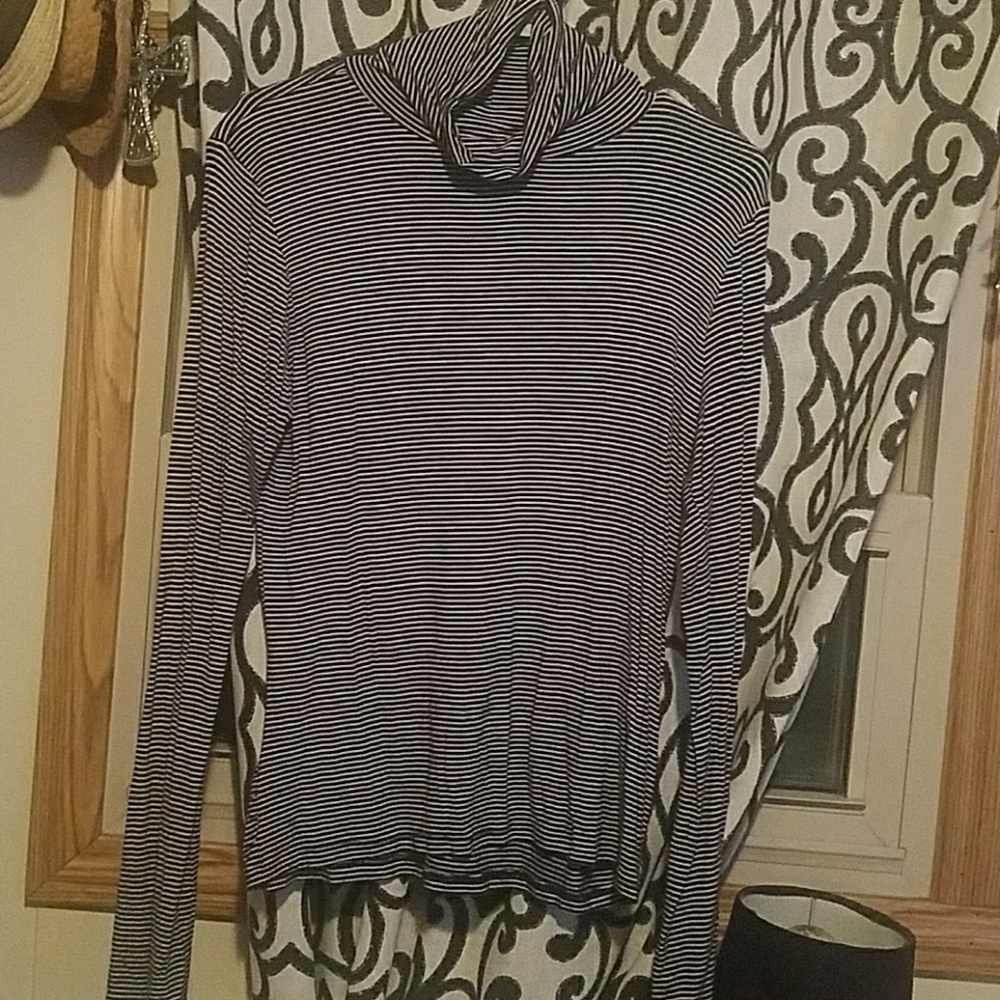 Very stretchy n comfy thin turtleneck